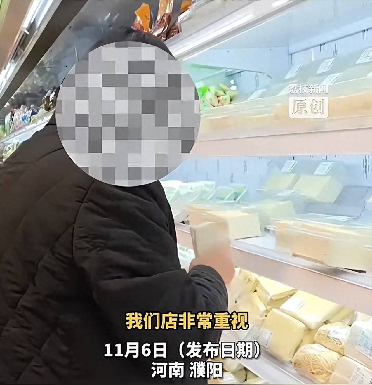 河南一男子超市内拆豆腐盒,徒手拿着闻完又放回货架!