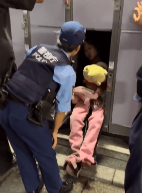 日本一女子钻街头寄存柜睡觉,睡衣玩偶拖鞋装备齐全