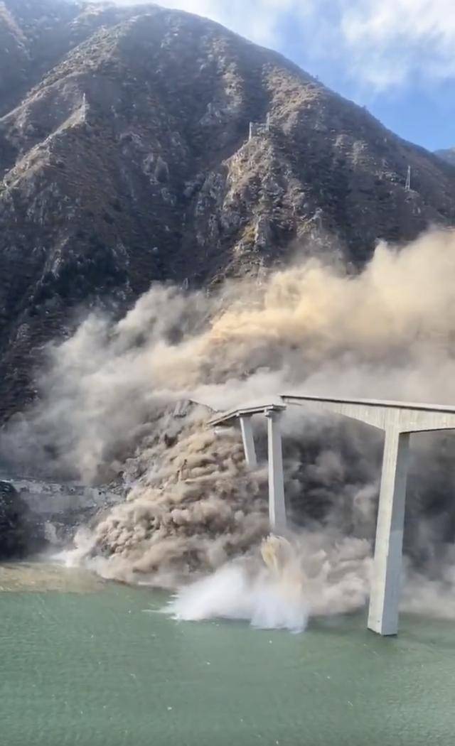 四川马尔康市红旗桥垮塌,官方回应