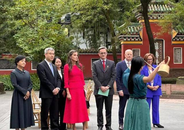 时隔18年来华，第一站没去北京！中方高规格接待，狂签10项协议